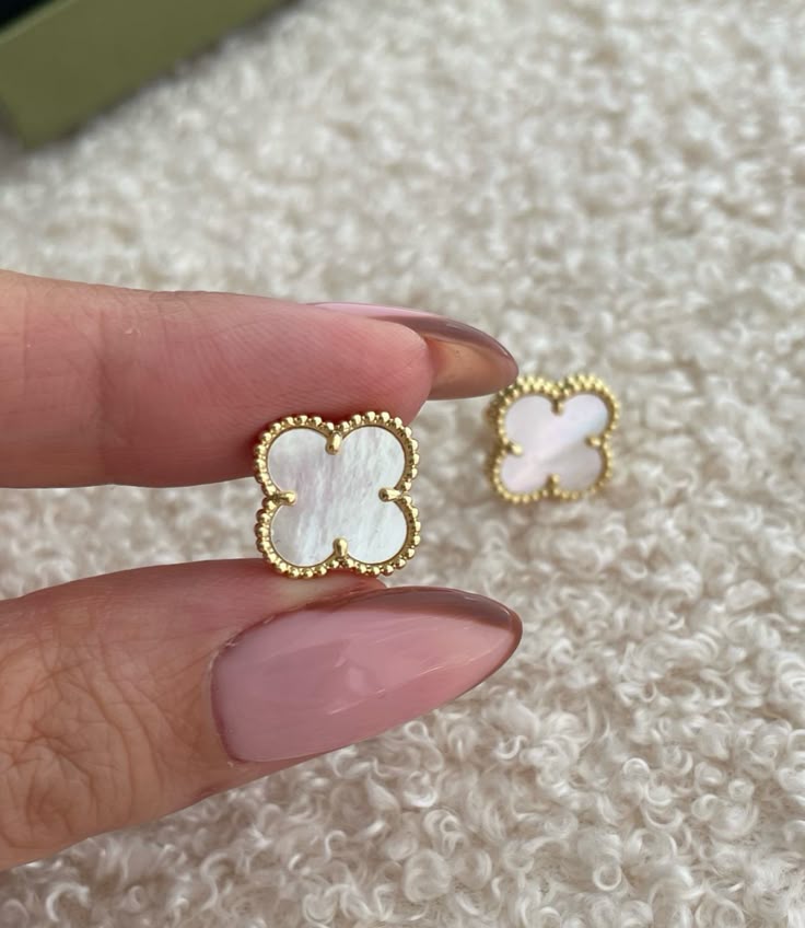 Aretes celestine white